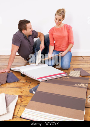 Paar auf der Suche auf Teppich Proben. Stockfoto