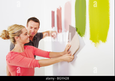 Paar auf der Suche auf Teppich Proben. Stockfoto