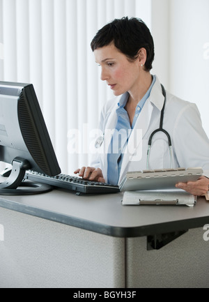 Arzt, der am Computer arbeitet Stockfoto