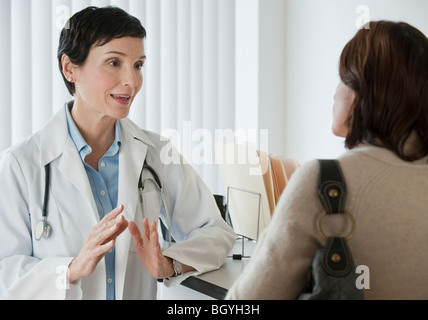 Arzt im Gespräch mit Patienten Stockfoto