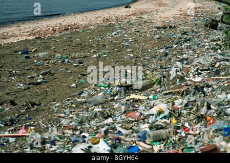 Strand, gesäumt von Müll angespült Stockfoto