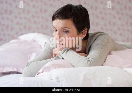Frau auf Bett liegend Stockfoto
