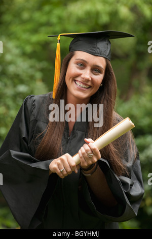 Abschluss mit Diplom Stockfoto