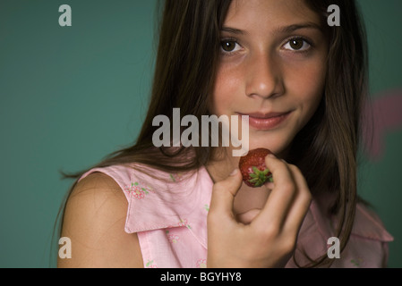 Weiblich, Essen Erdbeere Stockfoto
