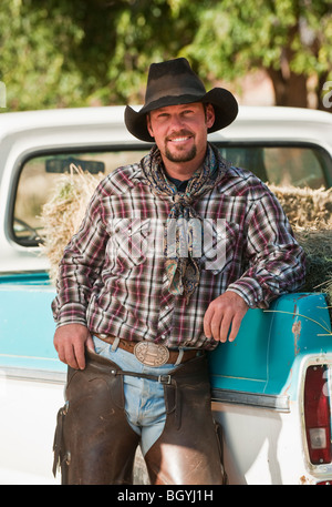 Cowboy, stützte sich auf LKW Stockfoto