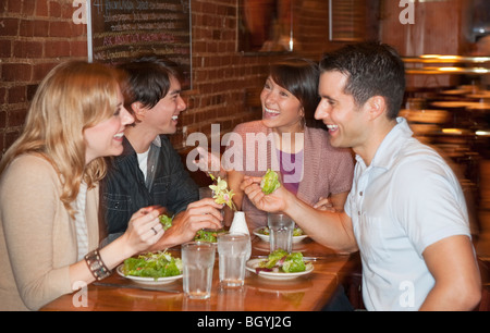 Freunde, Essen im restaurant Stockfoto