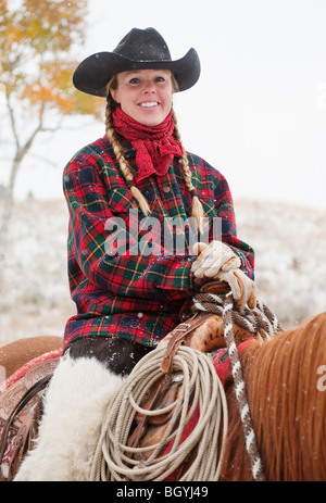 Cowgirl auf Pferd Stockfoto