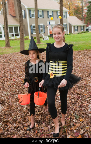 Kinder für Halloween verkleidet Stockfoto