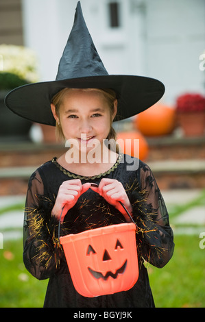 Mädchen, die als Hexe verkleidet Stockfoto