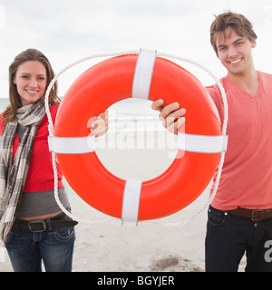 Paar mit Rettungsring Stockfoto