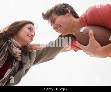 Paar Fußball spielen Stockfoto