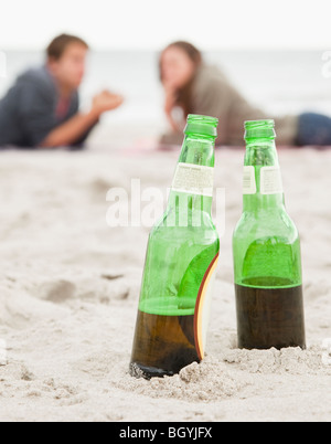 Flaschen im sand Stockfoto