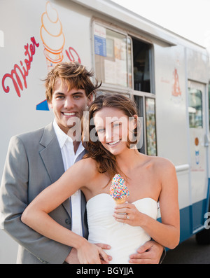 Braut und Bräutigam Eis essen Stockfoto