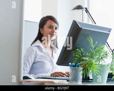 Frau am Computer arbeiten Stockfoto