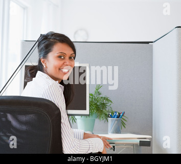 Frau sitzt am Schreibtisch Stockfoto