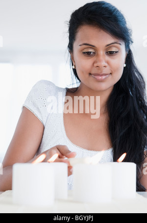 Frau Anzünden von Kerzen Stockfoto