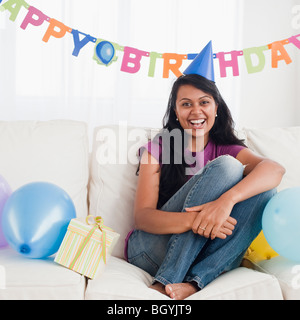 Frau auf Geburtstagsparty Stockfoto