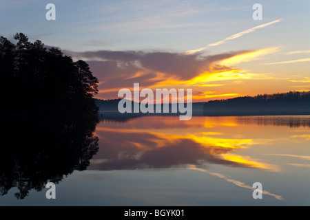 Mountain View Park befindet sich in der Nähe von Gainesville, GA am Lake Lanier.  Es ist sehr beliebt bei Hausbank Fischer, da es einen schönen einsamen Strand, Fisch hat.  Lake Lanier (See Sydney Lanier) ist ein 38.000 Hektar großen See mit über 690 Meilen der Küstenlinie in Nordgeorgia.  Es entstand durch den Abschluss der Buford Damm auf dem Chattahoochee River im Jahr 1956.  Es wird auch von den Chestatee-Fluss gespeist. Stockfoto