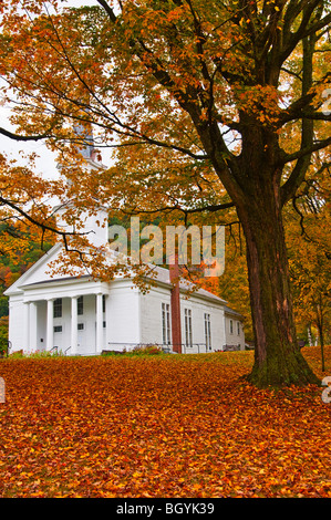 Kirche im Herbst Stockfoto