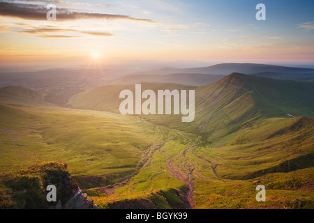 Blick vom Pen y Fan in Richtung Cribyn an einem Sommermorgen. Brecon Beacons National Park. Powys. Wales. VEREINIGTES KÖNIGREICH. Stockfoto