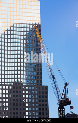 Neben Wolkenkratzer Kran Stockfoto