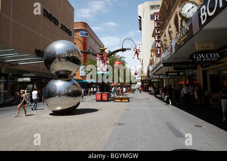 Die Mall Kugeln und Weihnachts-shopping bei Rundle Mall, Adelaide, SA, Australien Stockfoto