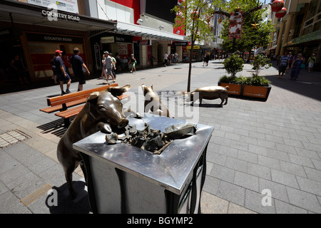 Oliver und Freunde Schwein Skulpturen auf Rundle Mall, Adelaide, SA, Australien Stockfoto