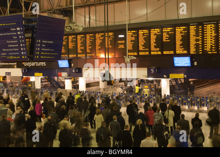 Waterloo Station innen beschäftigt mit wartende Fahrgäste Stockfoto