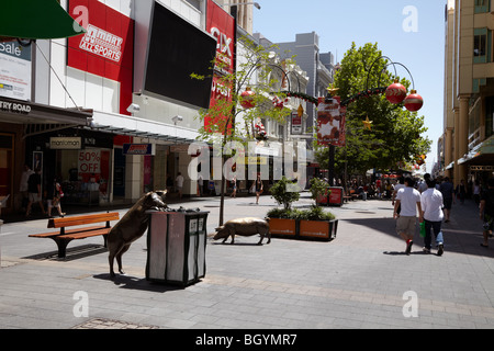 Oliver und Freunde Schwein Skulpturen auf Rundle Mall, Adelaide, SA, Australien Stockfoto