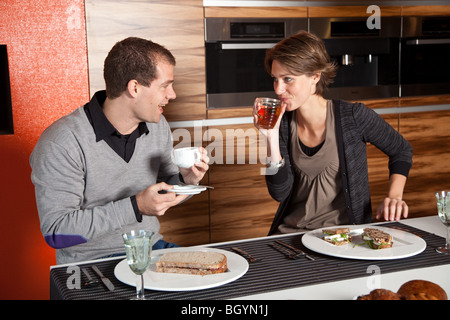 Süße junge Paar dem gemeinsamen Mittagessen in der Cafeteria Stockfoto