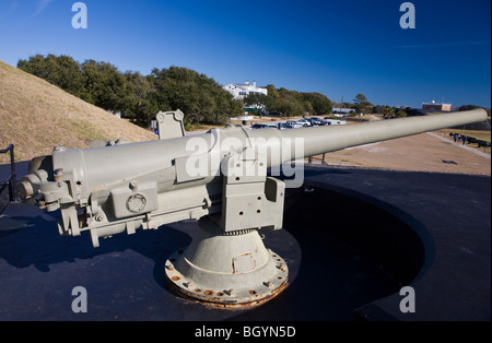 Ein zweiter Weltkrieg Ära Artillerie Waffe auf Fort Moultrie, Sullivans Island, South Carolina, Vereinigte Staaten von Amerika. Stockfoto