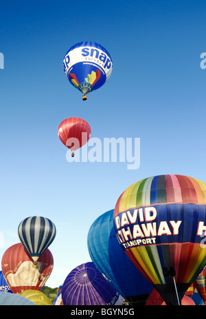 Viele bunte Heißluftballons an Bristol International Balloon Fiesta Teilnahme an einen massiven Aufstieg in 2009 Stockfoto