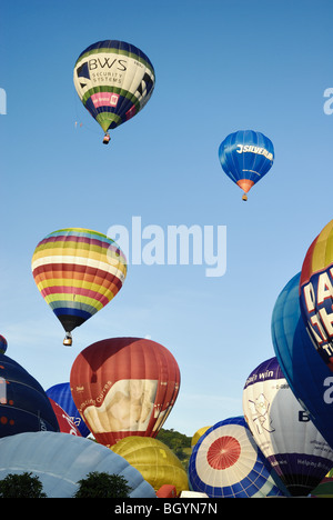 Viele bunte Heißluftballons an Bristol International Balloon Fiesta, die Teilnahme an einer Masse Aufstieg. Stockfoto