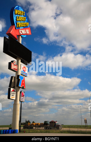 Schild am weltweit größten Truckstop, Interstate 80 und Ausfahrt 284, Walcott, Iowa, USA Stockfoto