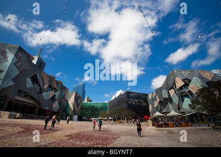 Federation Square, Melbourne. Auf der linken Seite ist das Arthur Deakin Gebäude. Die Green-building-Zentrum ist das Atrium. Stockfoto