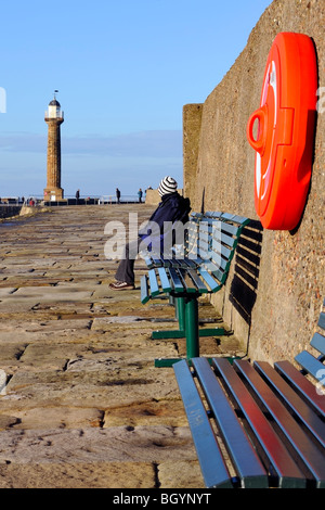 East Pier Leuchtturm, Whitby, Yorkshire, an einem sonnigen Wintertag Stockfoto