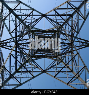 Strom Pylon niedrigen Winkel, Ansicht von unten Stockfoto