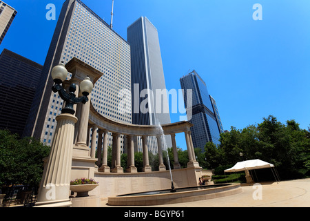 Millennium Monument in Wrigley Square, Millennium Park, mit One Prudential Plaza und Aon Center Wolkenkratzer, hinter, Chicago Stockfoto