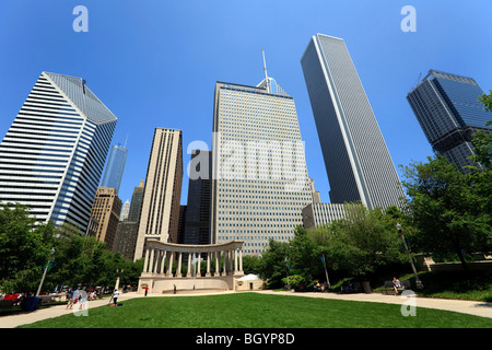 Millennium Monument in Wrigley Square, Millennium Park, mit Smurfit-Stone, One Prudential Plaza und Aon Center Wolkenkratzer. Stockfoto