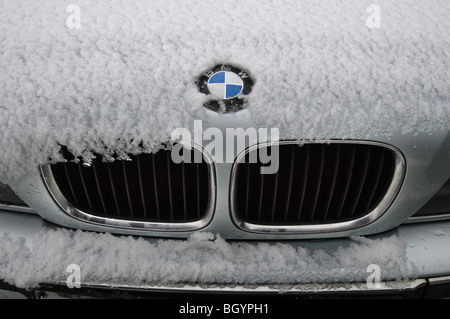 Ein BMW im Schnee Stockfoto