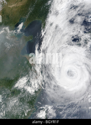 Taifun Rusa nähert sich Korea und Japan. Kredit NASA Stockfoto