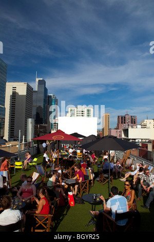 Abend auf eine Dachterrasse mit Bar und Kino, Melbourne, Australien Stockfoto