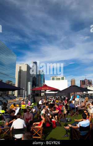 Abend auf eine Dachterrasse mit Bar und Kino, Melbourne, Australien Stockfoto