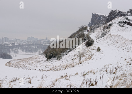 Beginn der radikal-Straßenlauf unter Salisbury Crags, Edinburgh, Schottland, UK, im Winterschnee Stockfoto