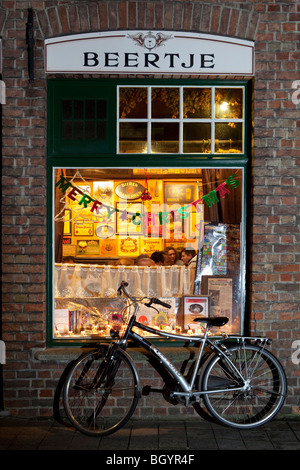 Abend-Exterieur des t Brugs Beertje berühmten belgischen Bier-Pub. Stockfoto