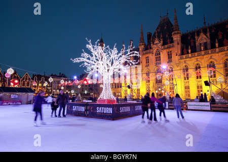 Weihnachten Eisbahn im Markt Brügge Stockfoto