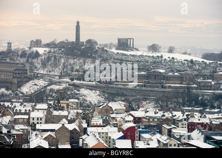 Calton Hill, Edinburgh, Schottland, UK, aus dem Süden, im Schnee. Fife ist nur sichtbar über den Firth of Forth. Stockfoto