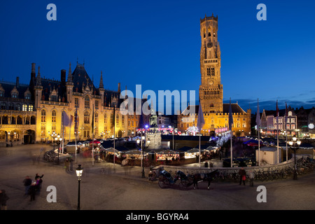 Brügge Weihnachtsmarkt auf dem Marktplatz mit Belfried von Brügge hinter Stockfoto