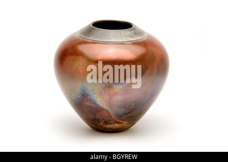 Raku Keramik Topf auf weiß Stockfoto