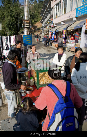 Tibetische Flüchtlinge Essen Pani Puri (traditionelle indische Imbiss). McLeod Ganj. Dharamsala. Indien Stockfoto